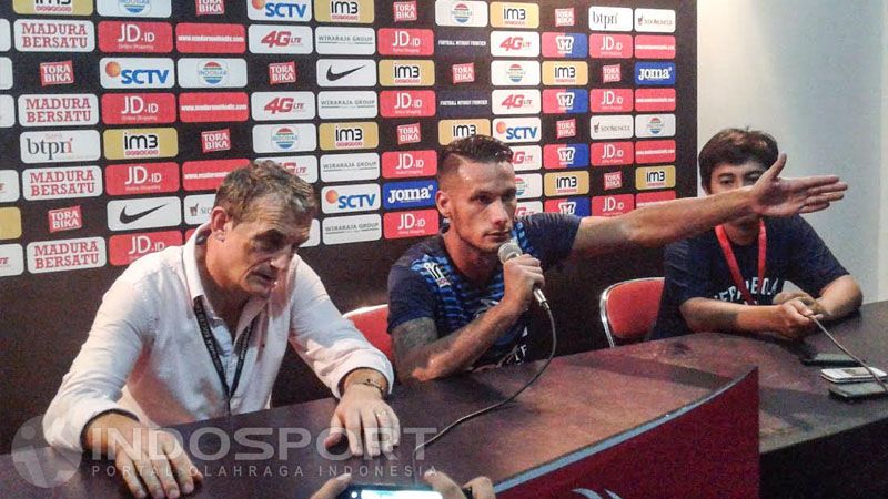 Raphael Maitimo (tengah) luapkan amarahnya saat konferensi pers pasca pertandingan. Copyright: © Ian/Indosport